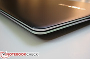 Die Kanten des Notebooks sind mit Chrome umrahmt.