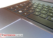 Das Touchpad mit Chrome-Rahmen ist groß und einfach bedienbar.