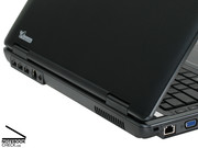 Drei der vier schnellen USB-2.0-Anschlüsse und der 54k-Modem-Port sind günstig an der Rückseite angeordnet,...