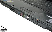 An der Vorderseite des Extensa 5220 finden sich viele Buchsen und Schalter. Neben den Soundanschlüssen tummelt sich dort auch der Infrarot-Port und die beiden Schiebschalter für Bluetooth (kein Modul an Bord) und WLAN.