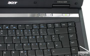 Das Cockpit des Acer Extensa 5220 wirkt von der Opitk her etwas weniger gelungen. Die silber-chromfarbene Leiste macht wenig her und die drei Status-LEDs wirken etwas verloren. Dafür ist der Netzschalter aber ebenfalls grün illuminiert.