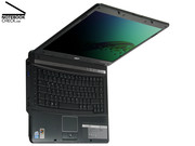Keine Sorge. Hier steht das Notebook zwar wirklich Kopf, das Chassis des Extensa 5220 ist aber stabil und steckt solche Turnübungen locker weg.