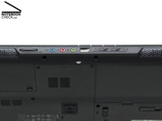 Die beiden Stereolautsprecher befinden sich links und rechts etwas unter der Vorderkante versteckt. Die kleinen Schallwandler ermöglichen zwar keinen wirklichen Hörgenuss, sind aber für geringere Lautstärkepegel durchaus zu gebrauchen.