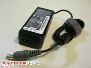 Der Stromadapter liefert 65W bei 20V