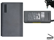 Ungünstig: Wird der Akku zur Batteriepflege entnommen, dann steht das TravelMate 6592G auf wackeligen Beinen. Der Gummipuffer sollte statt am Akku besser an der Unterschale platziert werden.