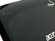 ...der Hochglanzdeckel brilliert mit reliefartiger 3D-Optik.