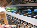 Lautsprechergrille zwischen Basiseinheit und Bildschirmscharnier Lautsprechergrille zwischen Basiseinheit und Bildschirmscharnier
