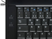 Die obere der beiden Zusatztasten an der linken Seite des Znote 3415W dient der schnellen Akkuladung. Die untere Taste soll bei Bedarf auch bei ausgeschaltetem Notebook mehr Strom an die High-Power-Ports (USBs) schicken.