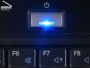Trotzdem muss der Anwender beim Znote 3415W nicht total auf optische "Hingucker" verzichten. Der Netzschalter strahlt in hellem Blau, ...