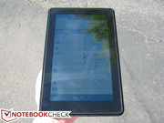 Kindle Fire im direkten Sonnenlicht. Die Lesbarkeit der beiden Tablets ist ähnlich.