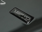 Zepto Znote 3415W: Das Deckelemblem weist dezent auf den Multimedia-Boliden aus Dänemark hin. Der Hochglanzdeckel ist sehr sauber lackiert, ...