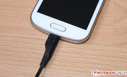Ladekabel am Micro-USB-Port aufgeladen.