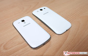 und kleine Kratzer. Rechts die glänzende Rückseite des Galaxy S3.