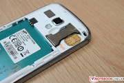 Die SIM-Karten werden übereinander geschoben.