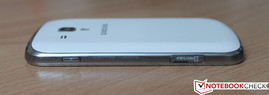 rechte Seite mit Power-Knopf und Mirco-SD-Einschub