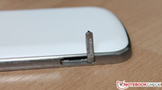 Der Micro-SD-Einschub ist an der Geräteseite.