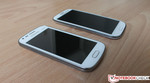 links das spiegelnde Display des Galaxy S DUOS und rechts das Galaxy S3 mit einer matten Displayschutzfolie