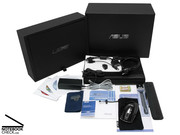 Fürstlich: Asus belohnt Käufer des U2E Ultraportable mit überaus üppigem Zubehör. Klasse: Neben Recovery-Medien für "Notfälle" hat Asus ...