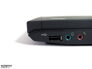 Audio und USB rechts weit vorne, gut erreichbar aber auch manchmal störend
