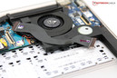 Im ersten Schritt sollten der Akku entnommen und die Kabelverbindung zwischen Mainboard und I/O-Platine getrennt werden.