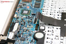 Bevor weitere Komponenten ausgebaut werden sollten die Verbindung zur Tastatur ...