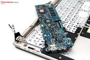 Nun kann die Hauptplatine mit CPU, Chipsatz und Arbeitsspeicher vorsichtig entnommen werden.