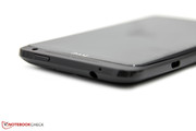 Power-Button, Mikrofon, SIM-Schacht und 3,5mm-Stereo-Klinke.