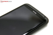Über dem Bildschirm: 1.3 Megapixel Frontkamera, Sensor, LED.