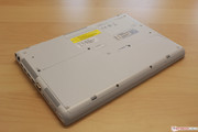 Nur 2 Schrauben trennen uns von HDD, Arbeitsspeicher und Akku.