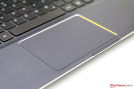 Großzügiges Touchpad. Die Tasten sind integriert