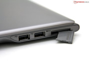 Rechts: zwei weitere USB-Port (USB 2.0) und ein 4-in-1 Kartenleser.