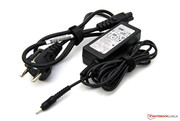 Im Lieferumfang befindet sich ein kompaktes Netzteil (40 Watt).