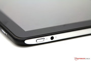 Links: der Power-Button und ein 3,5mm-Stereo-Klinkenanschluss.