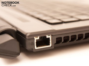 Weit hinten befindet sich der RJ-45 Netzwerkanschluss