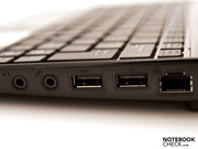 Gegenüber befinden sich 2 USB, die Audioanschlüsse, Netzwerkanschluss und ...