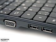 Gegenüber befinden sich 2 USB, Stromanschluss und der VGA-Ausgang