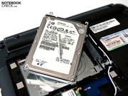 Unter der ersten befinden sich die 250 GByte große Festplatte von Hitachi ...