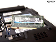 Der Arbeitsspeicher von Hynix (1 GByte) versteckt sich unter der zweiten Abdeckung