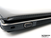 An der linken Seite findet man einen Kensington Lock, VGA, ...