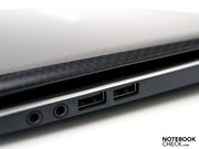 Gegenüber befinden sich 2 USB, die Audioanschlüsse (Kopfhörerausgang, Mikrofoneingang), ...