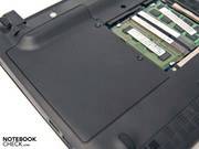 Die Zweite verdeckt die verbaute 250 GByte Festplatte