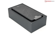 Nach dem Öffnen liegt das Smartphone direkt oben auf.
