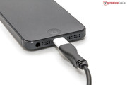 Wegen eines EU-Beschlusses gibt es einen Micro-USB-Adapter.