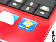 Das kleine "Namensschild" befindet sich direkt über der Tastatur