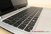 Der Power-Knopf ist ebenfalls in Silber gehalten.
