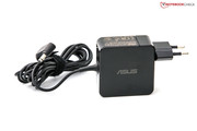 Das 45-Watt-Netzteil wird mit einem EU-Stecker ausgeliefert.