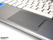 Das Touchpad ist sehr angenehm und bietet eine gute Haptik.