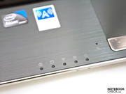 Diverse Status-LEDs und das Mikrofon neben dem Touchpad.