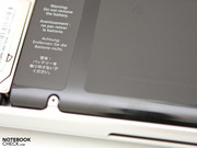 Der Lithium-Polymer-Akku mit 77,5 Wh bleibt weiter fest integriert.