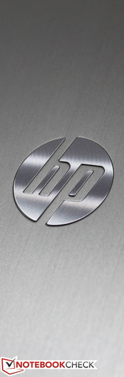 Ein poliertes Emblem auf gebürsteter Aluoberfläche - stilvoll, ...